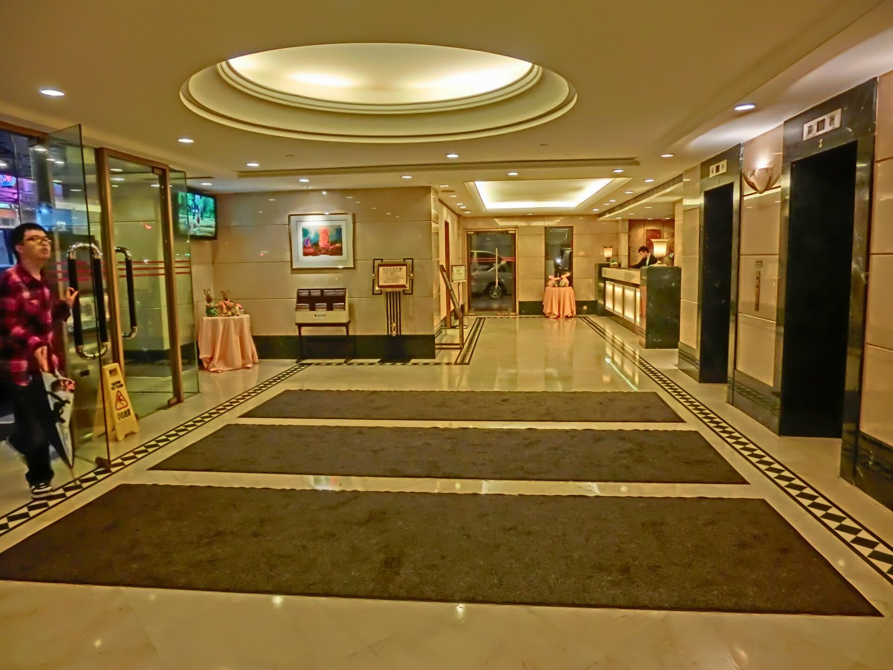 香港酒店大堂参考图，非行程承诺酒店 / Hong Kong hotel lobby illustration, not proposed accommodation